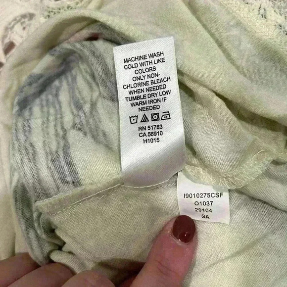 Maurices Abstract Aztec Print Short Sleeve Shirt Scoop Neck Lace Trim Top Size L - Picture 4 of 7